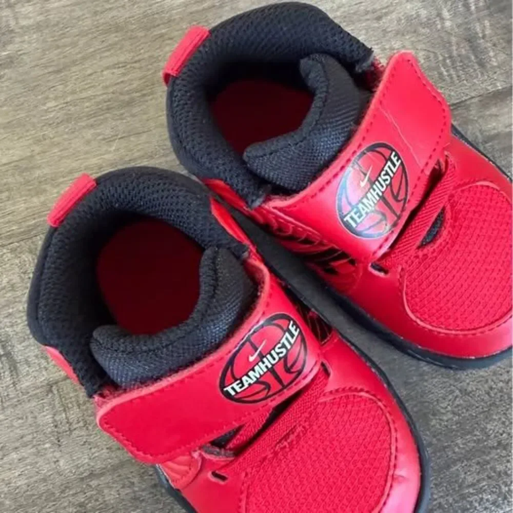 Nike Toddler Team Hustle D 9 basketball shoes size 4c